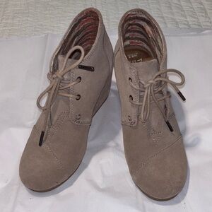 Toms LIKE NEW Taupe Suede Wedge Boots